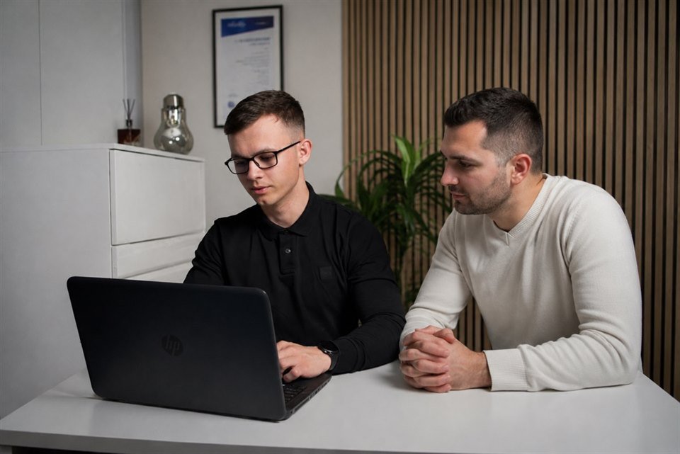 Kevin Pfeifer analysiert gemeinsam mit einem Handwerksmeister die Abläufe am Laptop