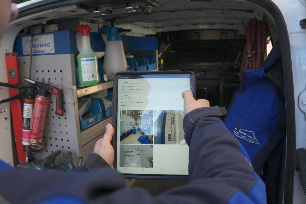 Monteur mit der Software auf dem Tablet